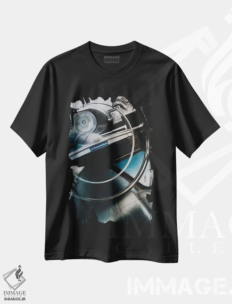 تیشرت مشکی طرح دار خودروی کلاسیک قدیمی، عکاسی هنری فاخر اثر سباستین هیلگتاگ | immage.ir