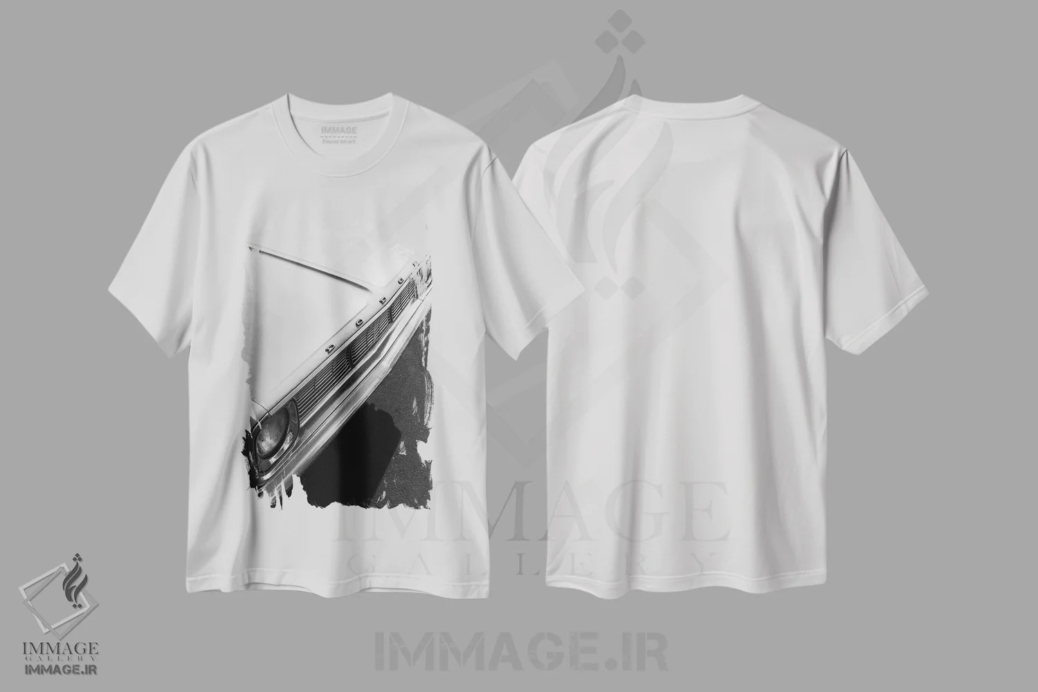 تیشرت سفید طرح دار خودروی کلاسیک قدیمی، عکاسی سیاه و سفید اثر سباستین هیلگتاگ | immage.ir