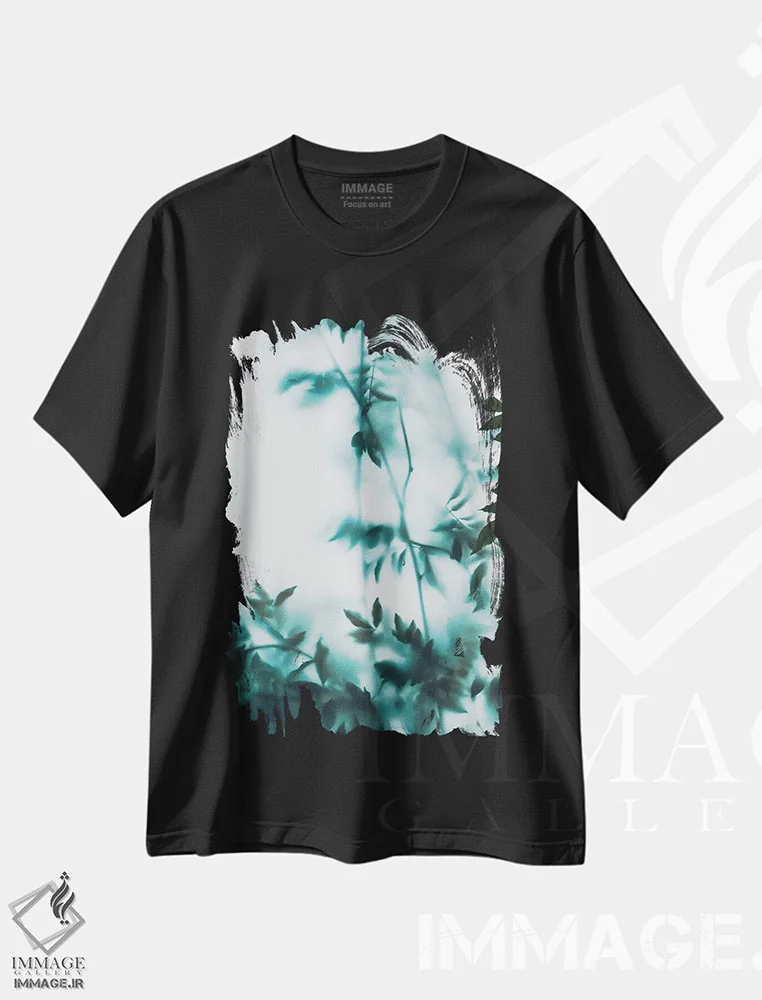 تیشرت مشکی طرح دار برگ های آبی روی شیشه یخ زده، تزئینی اثر سباستین هیلگتاگ | immage.ir