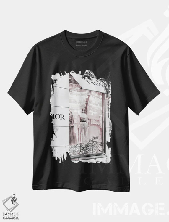 تیشرت مشکی طرح دار نمایش لباس صورتی، عکاسی با رنگ های درخشان اثر هدر گری | immage.ir