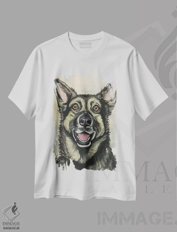 تیشرت سفید طرح دار شفرد آلمانی روی پس زمینه کرم، هنر فاخر معاصر اثر هیپی هاوند استودیوز | فروشگاه ایماژ