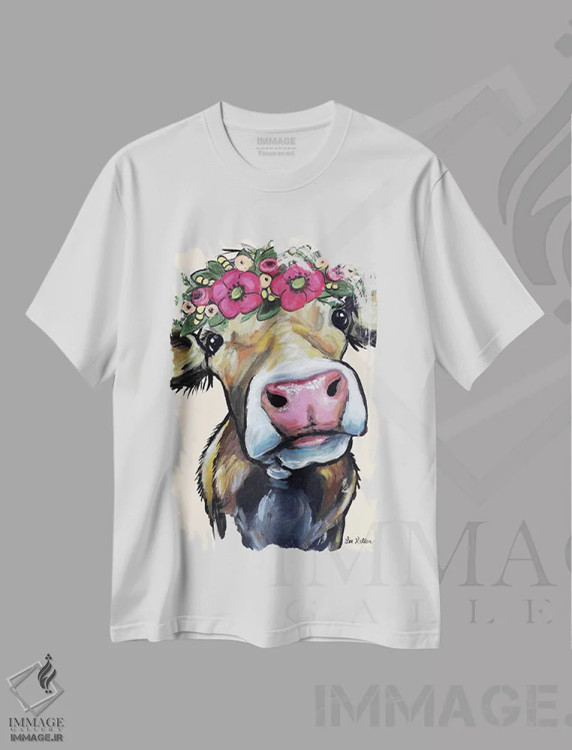 تیشرت سفید طرح دار هیزل گاو با تاج گل روی کرم، تزئینی اثر هیپی هاوند استودیوز | فروشگاه ایماژ