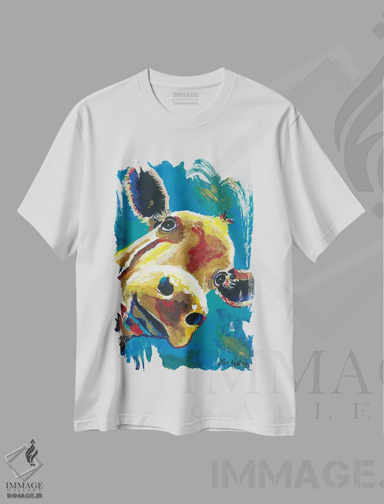 تیشرت سفید طرح دار گاو رنگارنگ گرترود، دکور معاصر اثر هیپی هاوند استودیوز | فروشگاه ایماژ