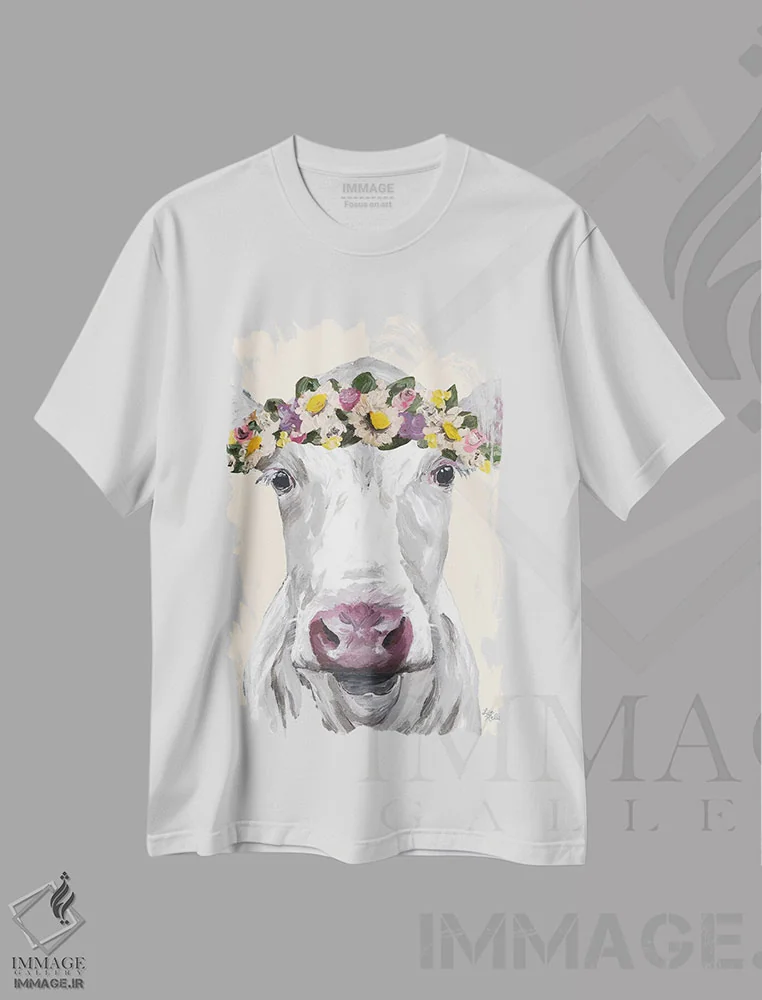تیشرت سفید طرح دار گاو میبل با گل روی کرم، دکور معاصر اثر هیپی هاوند استودیوز | فروشگاه ایماژ