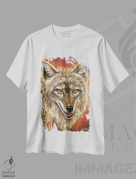 تیشرت سفید طرح دار نقاشی کایوت، دکور کلبه و لژ اثر هیپی هاوند استودیوز | immage.ir