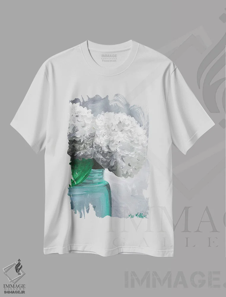 تیشرت سفید طرح دار باغ مادربزرگ I، دکور معاصر اثر هیپی هاوند استودیوز | فروشگاه ایماژ