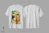تیشرت سفید طرح دار رایدر گلدن رتریور روی سبز، دکور معاصر اثر هیپی هاوند استودیوز | immage.ir