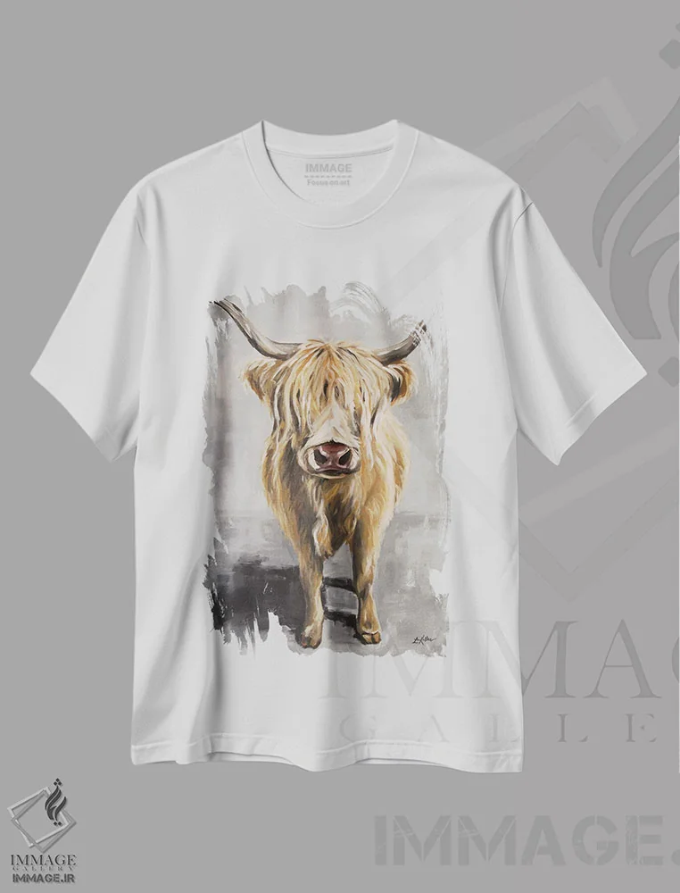 تیشرت سفید طرح دار شپ گاو هایلند، دکور معاصر اثر هیپی هاوند استودیوز | immage.ir