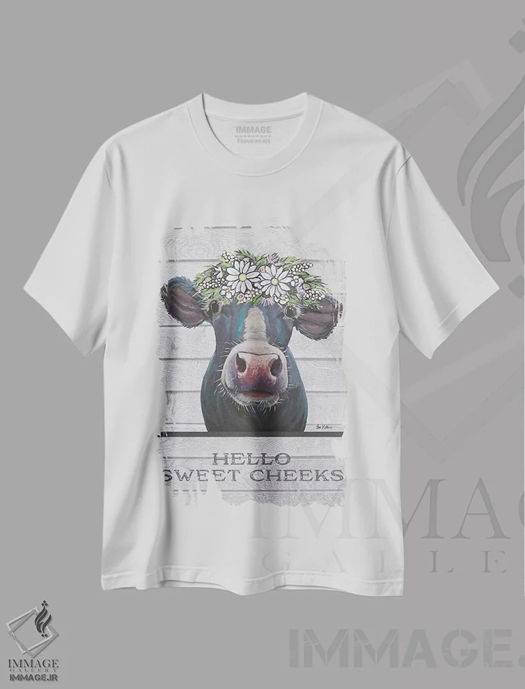 تیشرت سفید طرح دار نقاشی گاو حمام، سلام گونه های شیرین، دکور روستایی اثر هیپی هاوند استودیوز | فروشگاه ایماژ