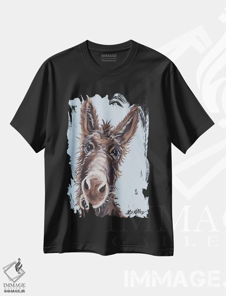 تیشرت مشکی طرح دار الاغ روفوس روی زمینه آبی خاکستری، مدیوم اثر هیپی هاوند استودیوز | immage.ir