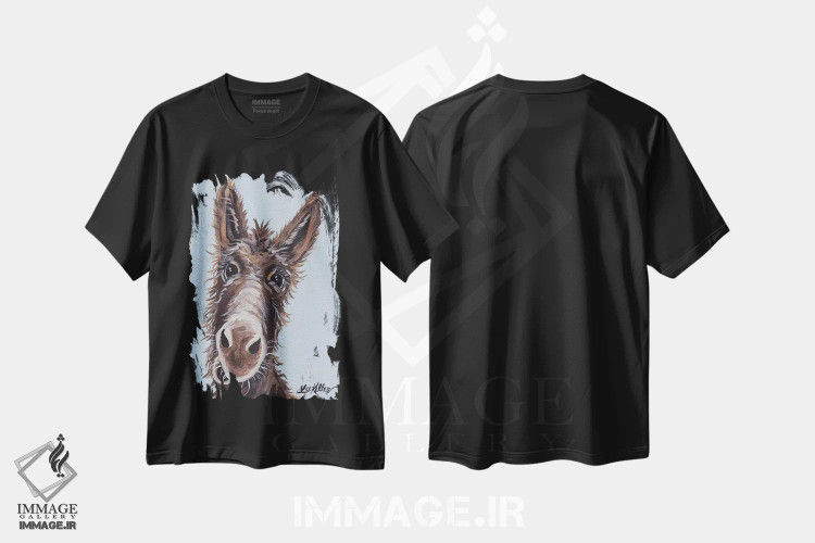 تیشرت مشکی طرح دار الاغ روفوس روی زمینه آبی خاکستری، مدیوم اثر هیپی هاوند استودیوز | immage.ir