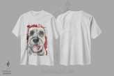 تیشرت سفید طرح دار شنوزر روی زمینه قرمز، مدیوم اثر هیپی هاوند استودیوز | immage.ir