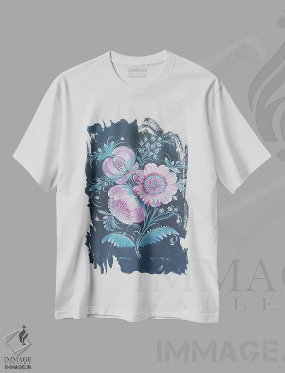 تیشرت سفید طرح دار گل های پاستلی، تزئینی اثر هالینا کولگا | immage.ir