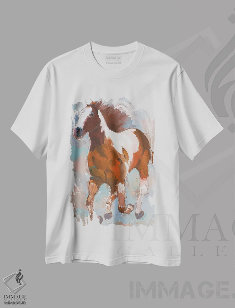 تیشرت سفید طرح دار اسب نقاشی شده، دکور معاصر اثر هوشنگ خراسانی | immage.ir