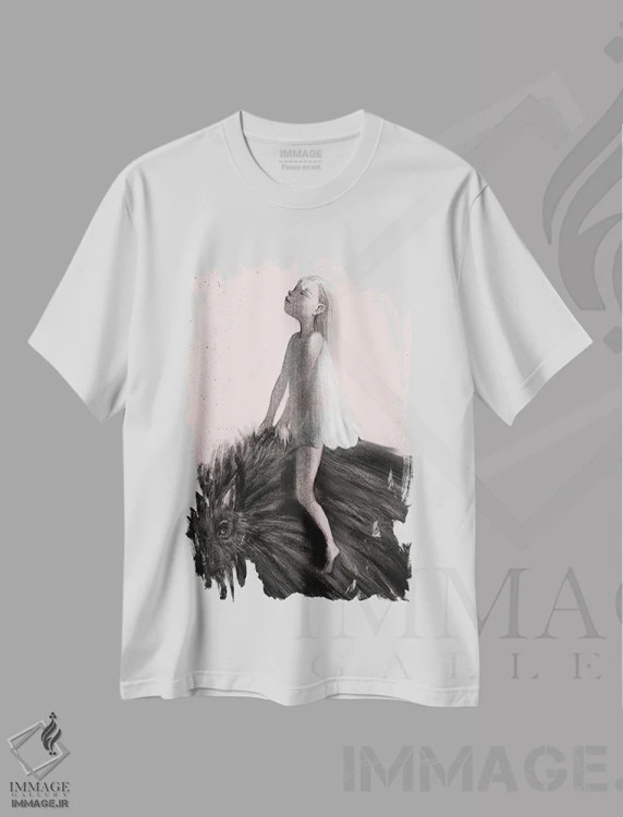 تیشرت سفید طرح دار زغال سنگسواری بر گرگ، دکوراسیون جایگزین اثر هیرویوشی کوراوا | immage.ir