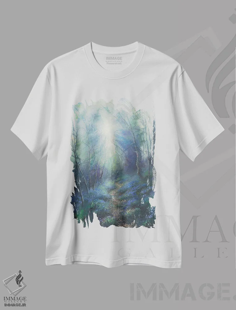 تیشرت سفید طرح دار نور صبحگاهی میان برگ ها، جنگل جغدک غرب یورکشایر، هنر فاخر اثر هانا کروین | immage.ir