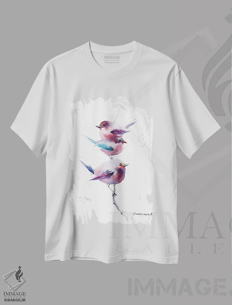 تیشرت سفید طرح دار پرندگان صورتی، هنر فاخر معاصر اثر هوم لایک آرت | immage.ir