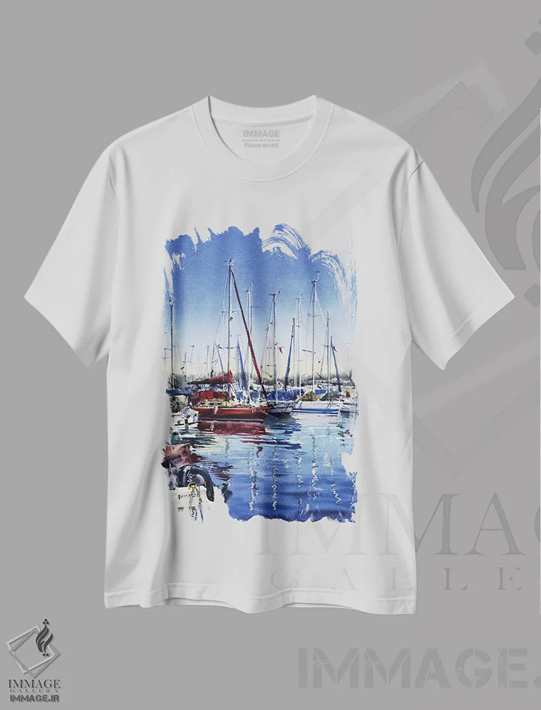 تیشرت سفید طرح دار قایق های پهلوگرفته II، دکور ساحلی اثر هوم لایک آرت | فروشگاه ایماژ