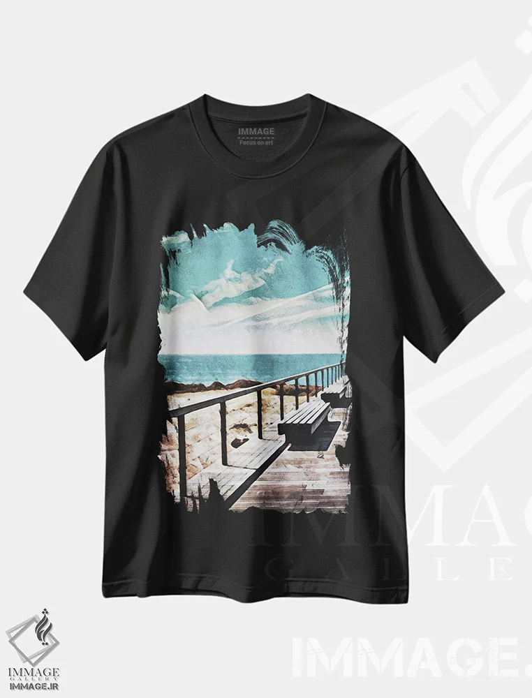 تیشرت مشکی طرح دار اسکله چوبی و آسمان آبی I، دکور ساحلی اثر اشلی آلدرج | فروشگاه ایماژ