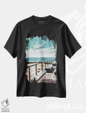 تیشرت مشکی طرح دار اسکله چوبی و آسمان آبی I، دکور ساحلی اثر اشلی آلدرج | فروشگاه ایماژ