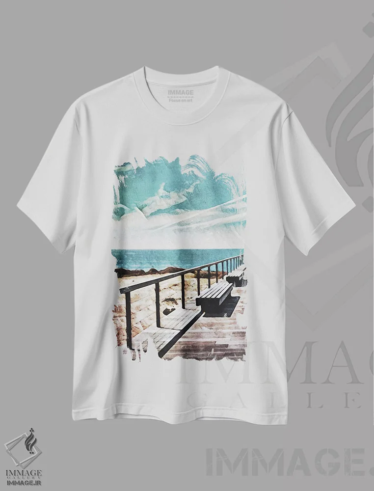 تیشرت سفید طرح دار اسکله چوبی و آسمان آبی I، دکور ساحلی اثر اشلی آلدرج | immage.ir