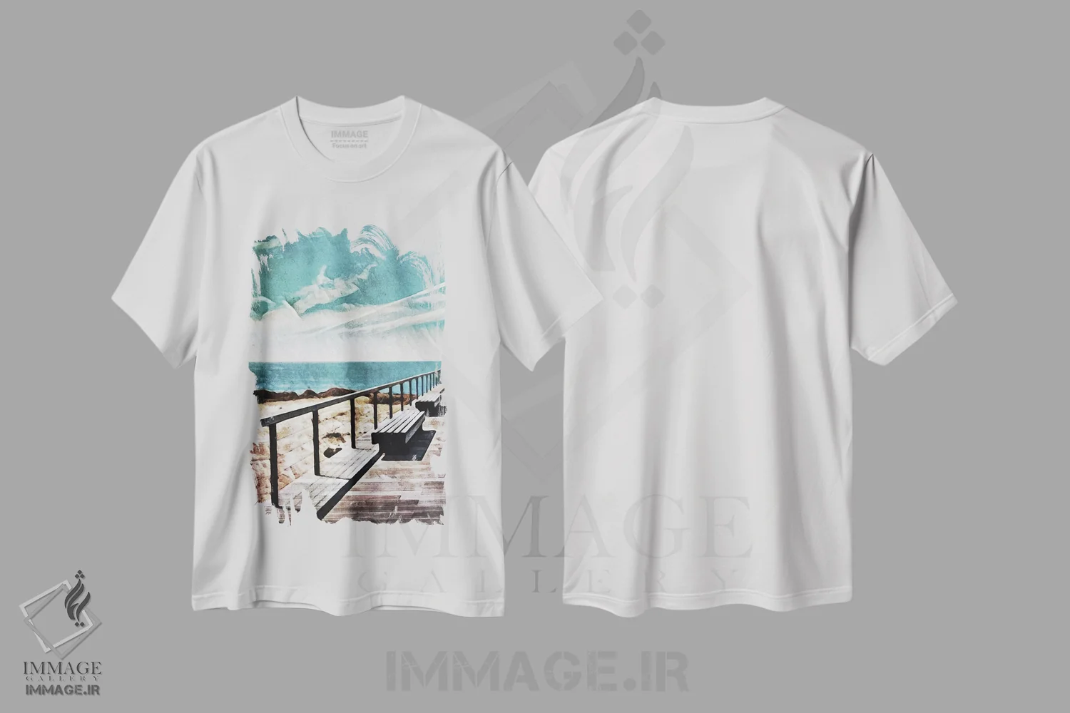 تیشرت سفید طرح دار اسکله چوبی و آسمان آبی I، دکور ساحلی اثر اشلی آلدرج | immage.ir