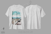 تیشرت سفید طرح دار اسکله چوبی و آسمان آبی I، دکور ساحلی اثر اشلی آلدرج | immage.ir