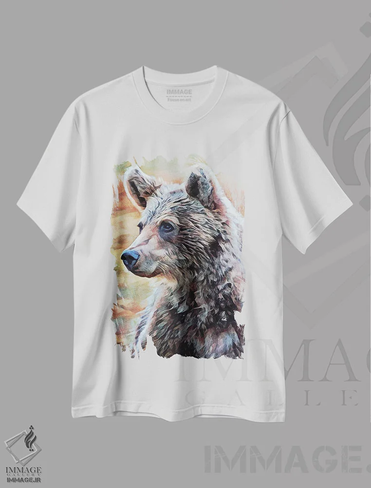 تیشرت سفید طرح دار خرس قهوه ای در مراقبت نشسته، دکور کلبه و لژ اثر اشلی آلدرج | فروشگاه ایماژ