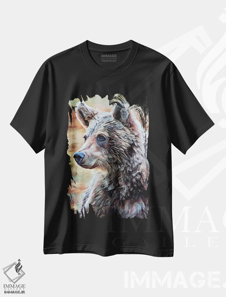 تیشرت مشکی طرح دار خرس قهوه ای در مراقبت نشسته، دکور کلبه و لژ اثر اشلی آلدرج | immage.ir