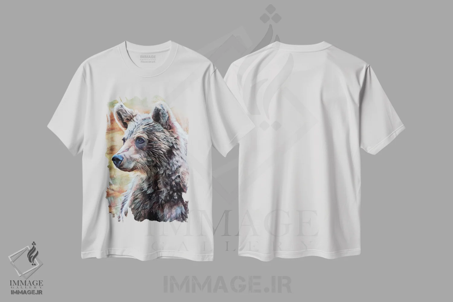تیشرت سفید طرح دار خرس قهوه ای در مراقبت نشسته، دکور کلبه و لژ اثر اشلی آلدرج | فروشگاه ایماژ