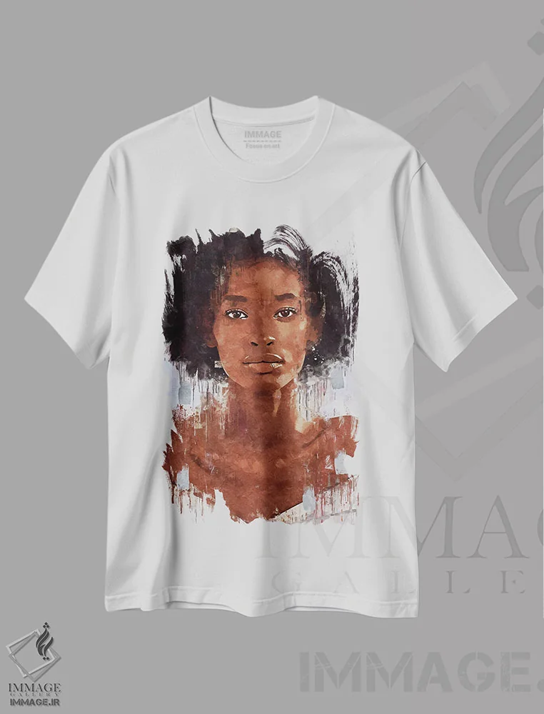 تیشرت سفید طرح دار دختر انتزاعی فندی I، هنر آمریکایی آفریقایی تبار اثر هلو مورائس | فروشگاه ایماژ