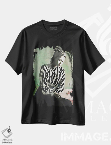 تیشرت مشکی طرح دار او در حال فکر کردن است VIII، هنر دیجیتال اثر هلو مورائس | فروشگاه ایماژ