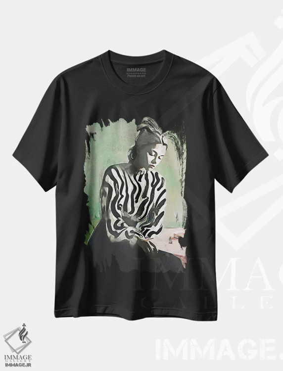 تیشرت مشکی طرح دار او در حال فکر کردن است VIII، هنر دیجیتال اثر هلو مورائس | فروشگاه ایماژ