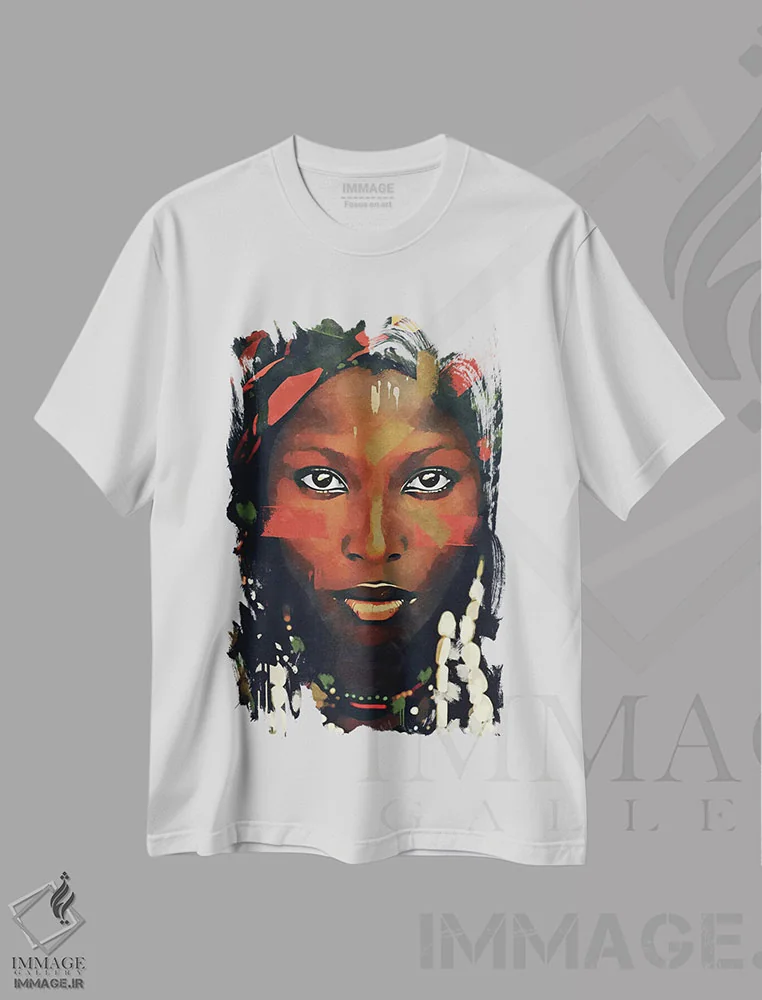 تیشرت سفید طرح دار رنگ های متحد XIV، هنر آمریکایی آفریقایی تبار اثر هلو مورائس | فروشگاه ایماژ