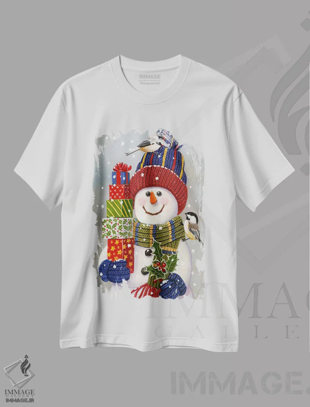 تیشرت سفید طرح دار آدم برفی با هدیه ها، دکور تعطیلات اثر ویلیام واندر داسون | فروشگاه ایماژ