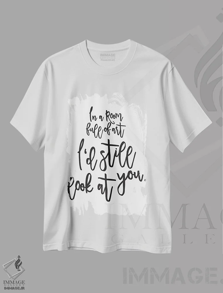 تیشرت سفید طرح دار در اتاقی پر از هنر، هنر دیجیتال اثر هانی مون هتل | immage.ir