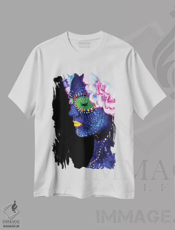 تیشرت سفید طرح دار فلوئورو درخشان، عکاسی فیگوراتیو اثر هانی مون هتل | immage.ir