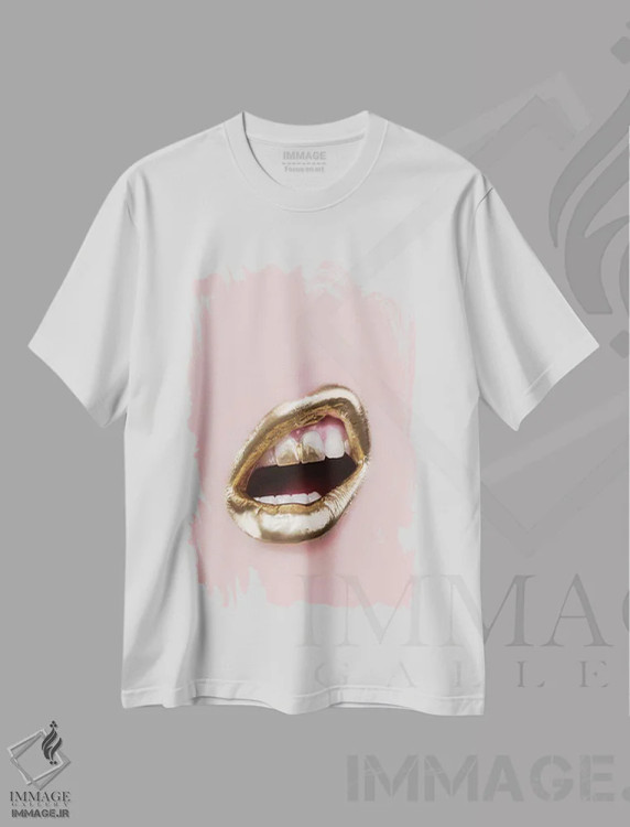 تیشرت سفید طرح دار طلایی، باربیکور اثر هانی مون هتل | immage.ir