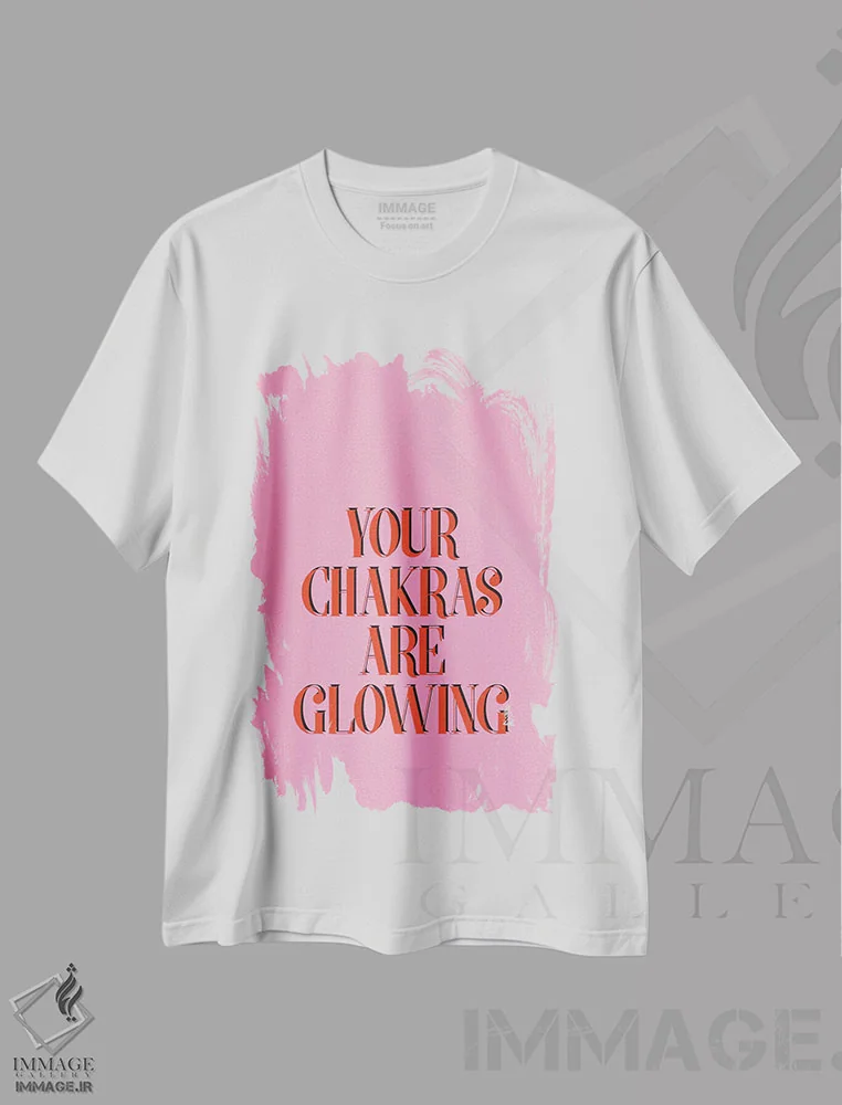 تیشرت سفید طرح دار چاکراه هایت می درخشند، تزئینی اثر هانی مون هتل | immage.ir