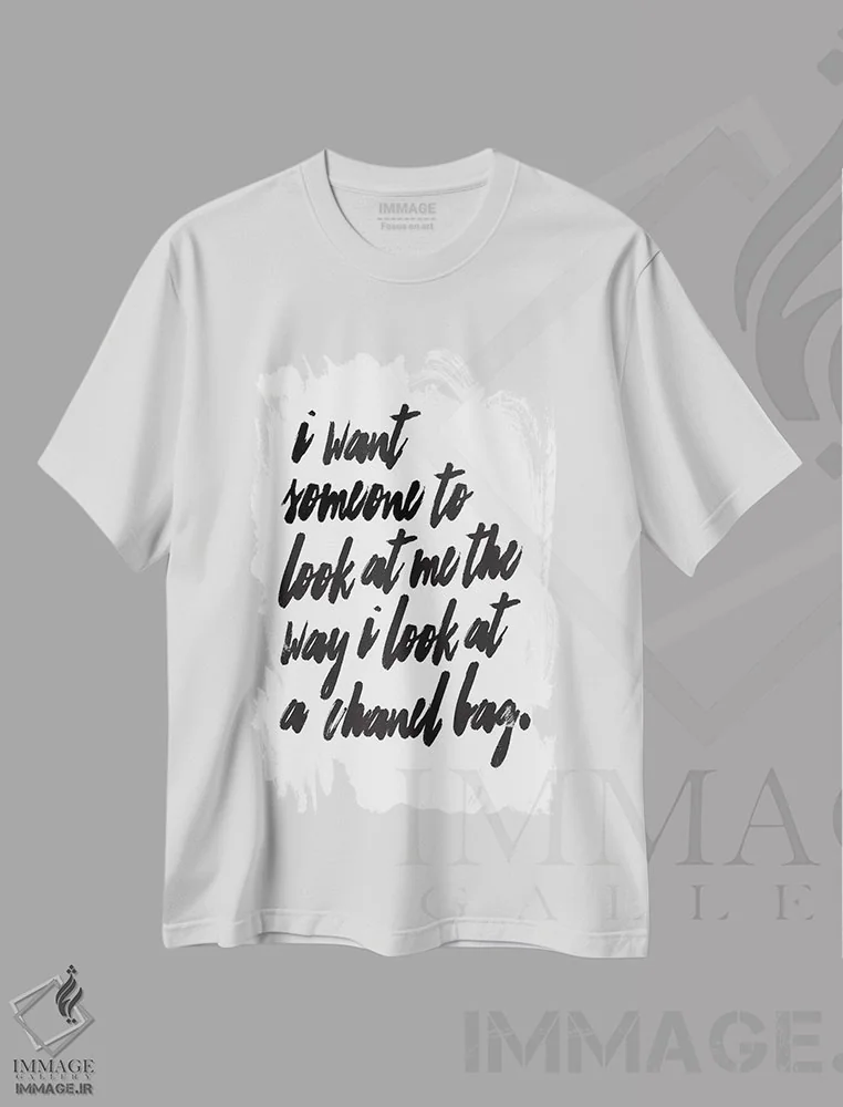 تیشرت سفید طرح دار کیف شنل، تایپوگرافی اثر هانی مون هتل | immage.ir