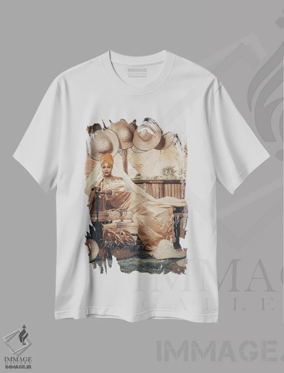 تیشرت سفید طرح دار ملکه آمنه ۲، هنر آمریکایی آفریقایی تبار اثر هری ادونزه | فروشگاه ایماژ