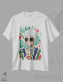 تیشرت سفید طرح دار صوفیا با عینک آفتابی، تزئینی اثر هدر پری | immage.ir