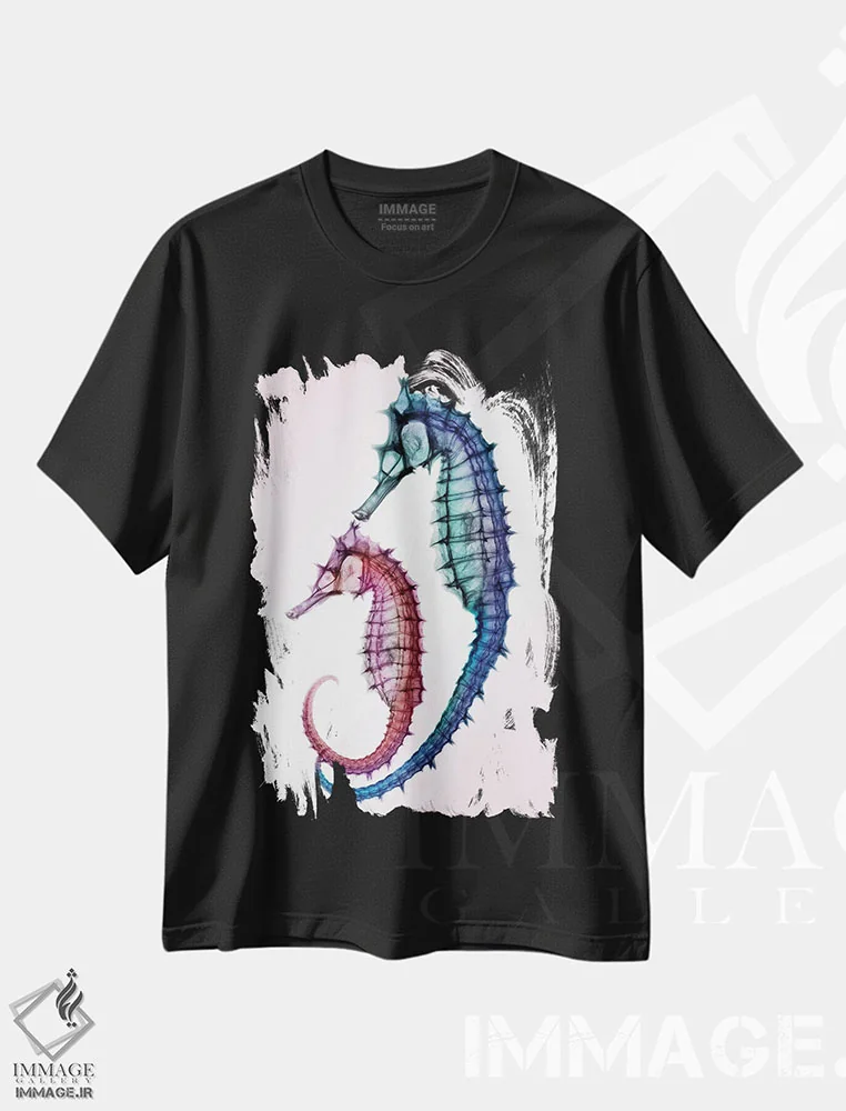 تیشرت مشکی طرح دار اسب های دریایی اثر هونگ فام | immage.ir