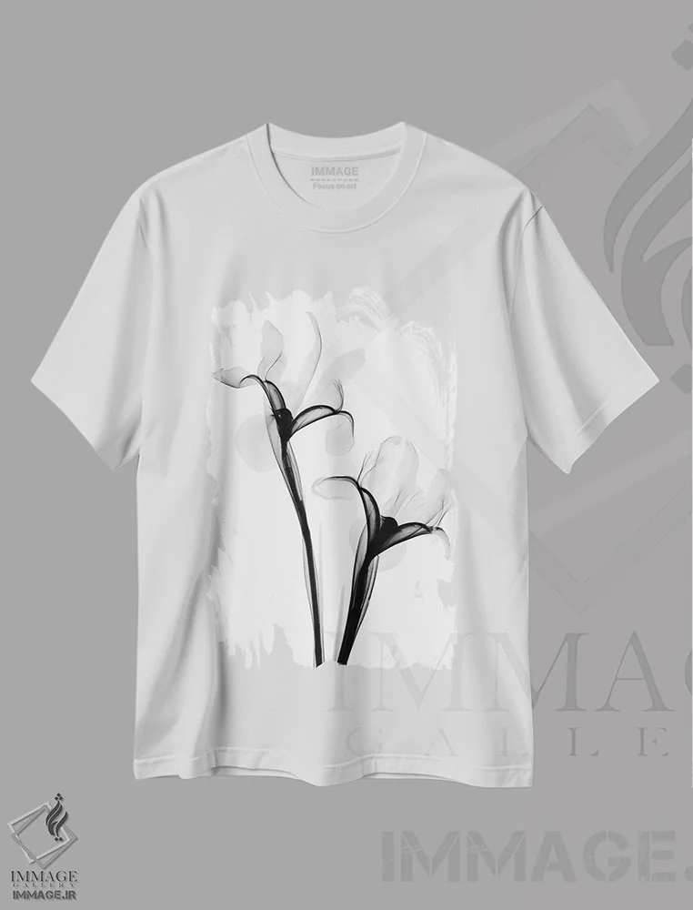 تیشرت سفید طرح دار دو زنبق یک، عکاسی سیاه و سفید اثر هونگ فام | فروشگاه ایماژ