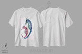 تیشرت سفید طرح دار اسب های دریایی اثر هونگ فام | فروشگاه ایماژ
