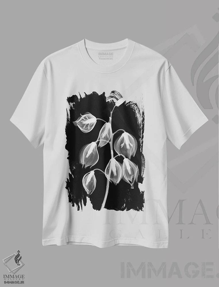 تیشرت سفید طرح دار یوکا معکوس، عکاسی سیاه و سفید اثر هونگ فام | immage.ir