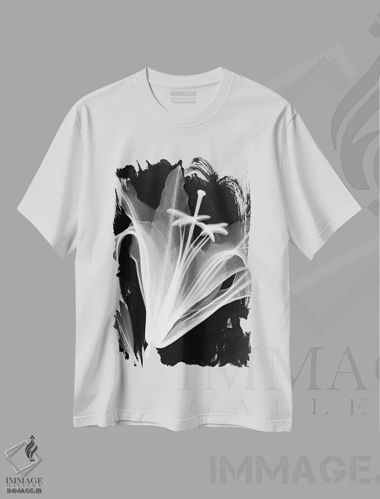 تیشرت سفید طرح دار سوسن، عکاسی سیاه و سفید اثر هونگ فام | فروشگاه ایماژ