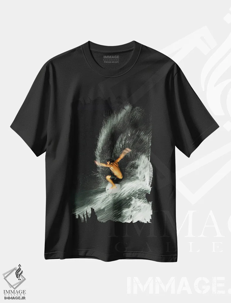 تیشرت مشکی طرح دار موج سواری شبانه، تصاویر اکشن اثر هانا پریویت | فروشگاه ایماژ