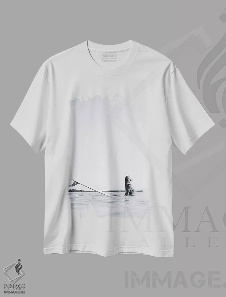 تیشرت سفید طرح دار باله بالا، عکاسی سیاه و سفید اثر هانا پریویت | فروشگاه ایماژ