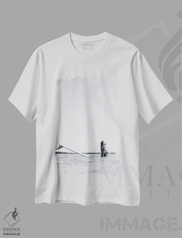 تیشرت سفید طرح دار باله بالا، عکاسی سیاه و سفید اثر هانا پریویت | فروشگاه ایماژ